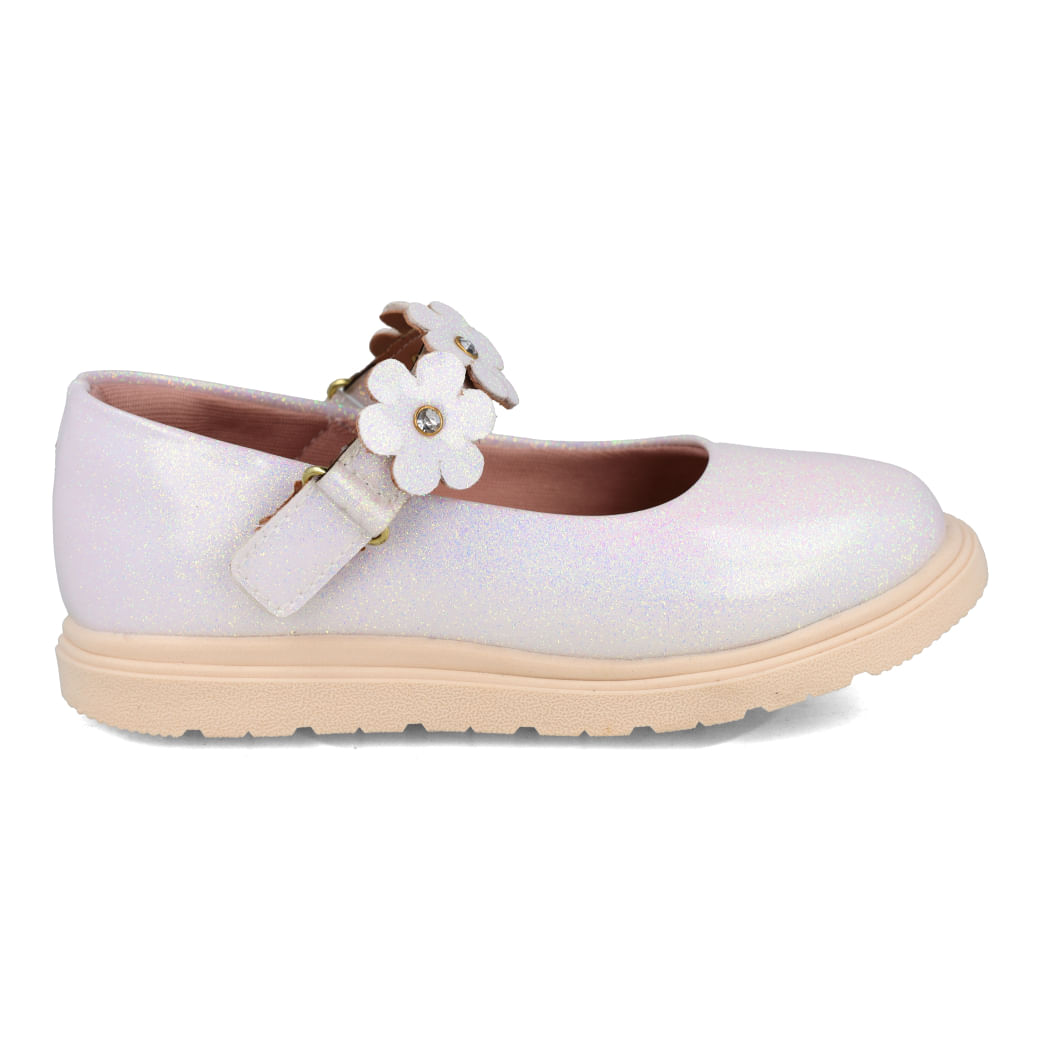 Sapatilha infantil branca OSC Casual com detalhes em flores prateadas, fecho de fivela e sola marrom resistente